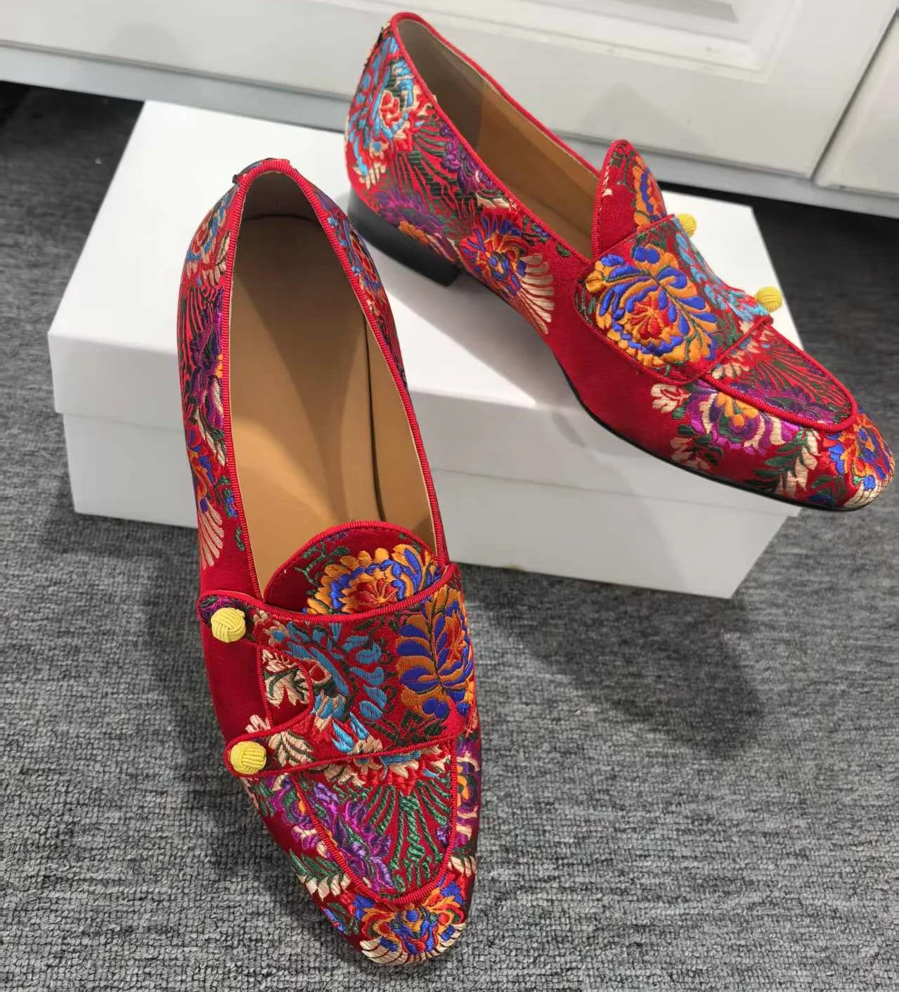 

Flat Sole Slip On Small Square Toe Zapatos Para Chinoiserie Comfortc Red Cloth Colorful Embroidery Silk Satin Men's Casual Shoes
