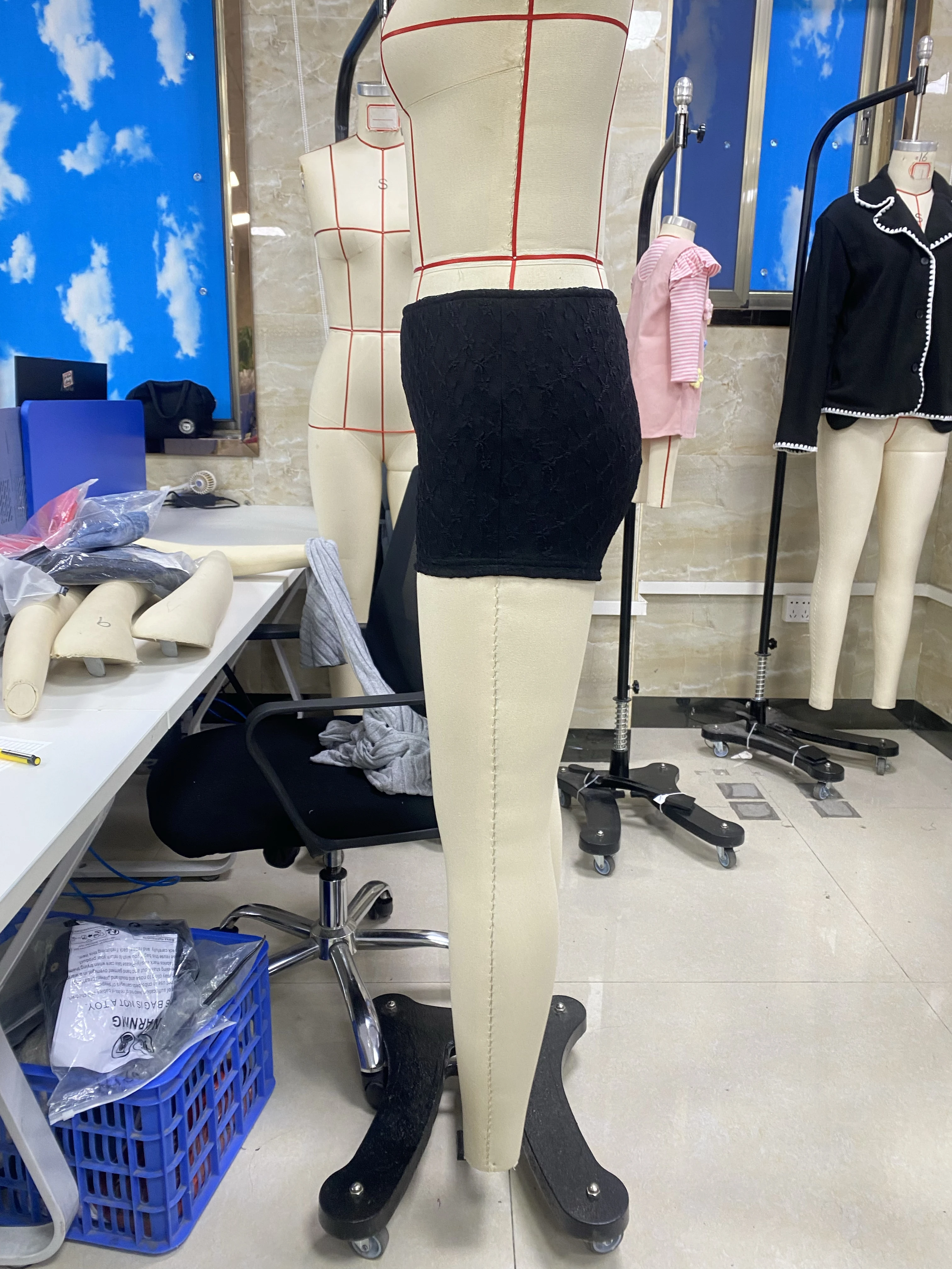 شورت نسائي قصير من الدانتيل صيفي عصري بلون سادة وخصر منخفض مرن