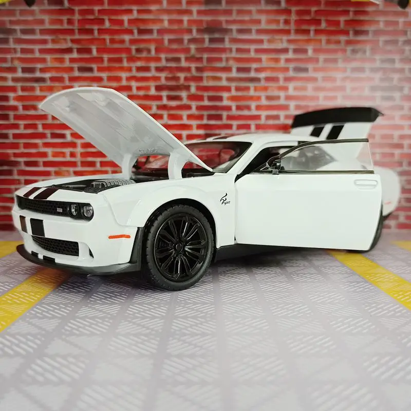 1:22 Dodge Challenger SRT Hellcat modelo de carro em liga com portas e capô do motor que pode ser aberto para brinquedos infantis no trun