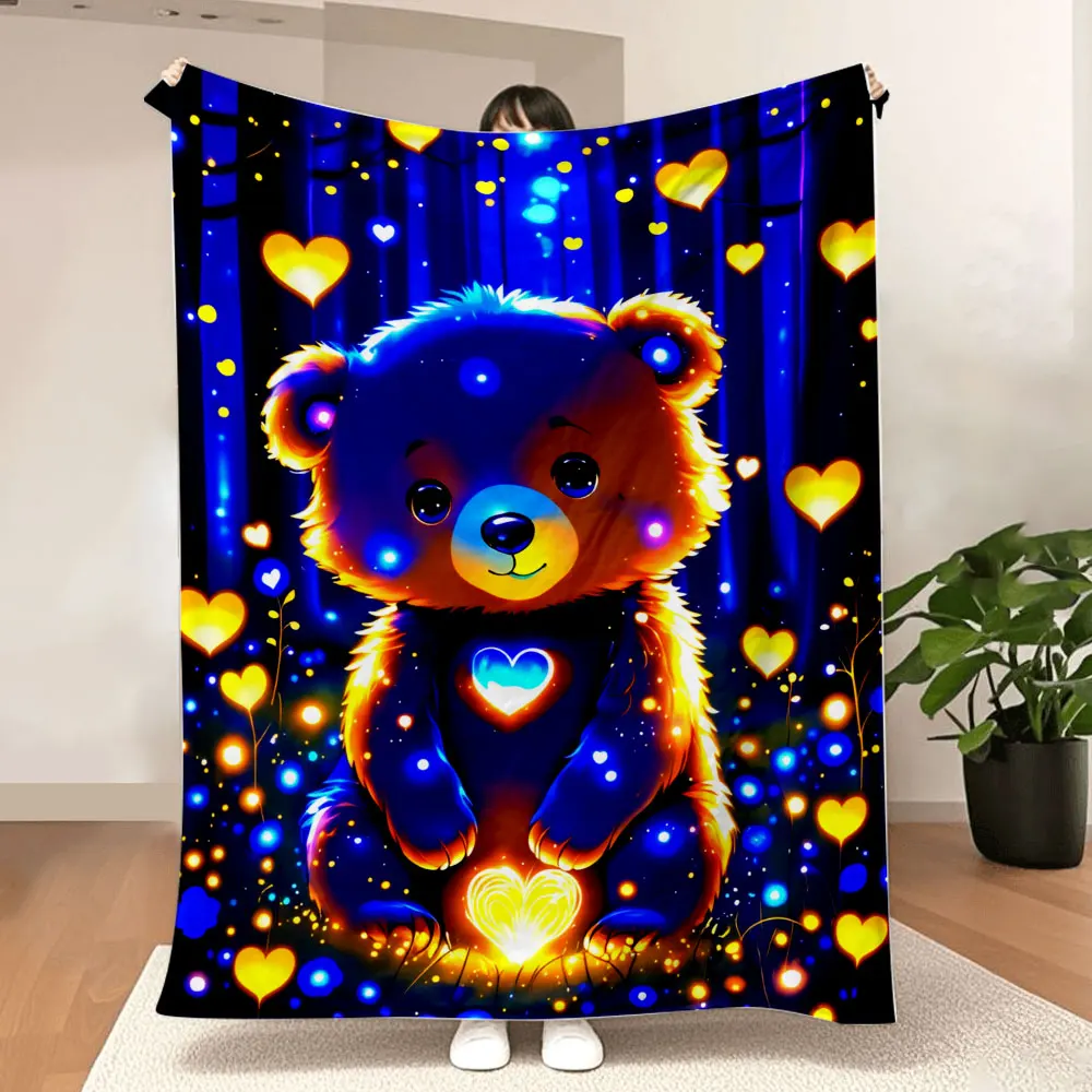 Couverture d'ours en peluche lumineux forêt enchantée – Forêt bleu foncé avec ours en fourrure violet et bleu, reflets orange, coeurs brillants,