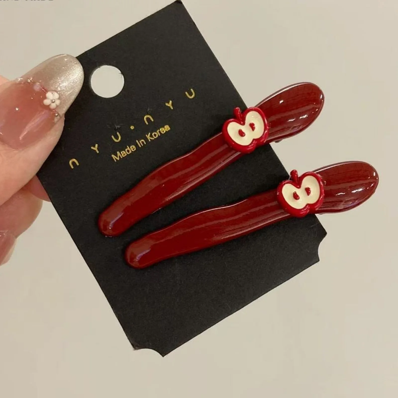 2-teiliges rotes Apfel-Haarspangen-Set, niedliche Haarnadeln mit Fruchtmotiv, glänzendes rotes Haar-Accessoire für Frauen, bezaubernde modische Haardekoration – Detail 4