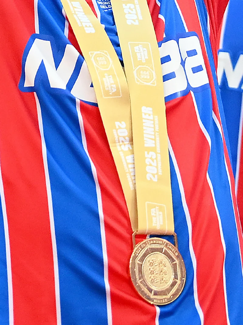 

The Eagles 2025 FA Community Shield Champions Medal - Football Souvenir for Fan Collection with Ribbon