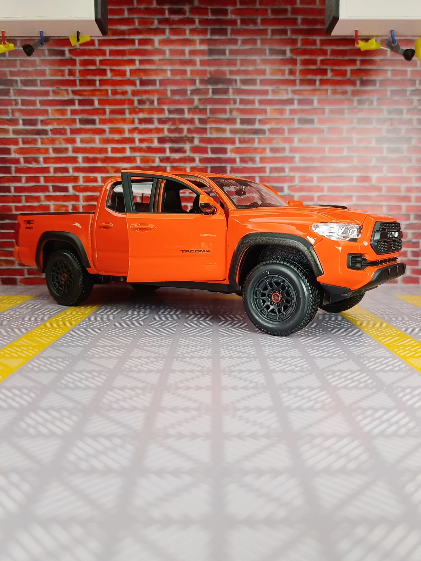 

Maisto 1/27 Toyota Tacoma TRD PRO Пикап, модель автомобиля из сплава, литая под давлением металлическая игрушка, модель автомобиля для бездорожья, высокая имитация, подарок для детей