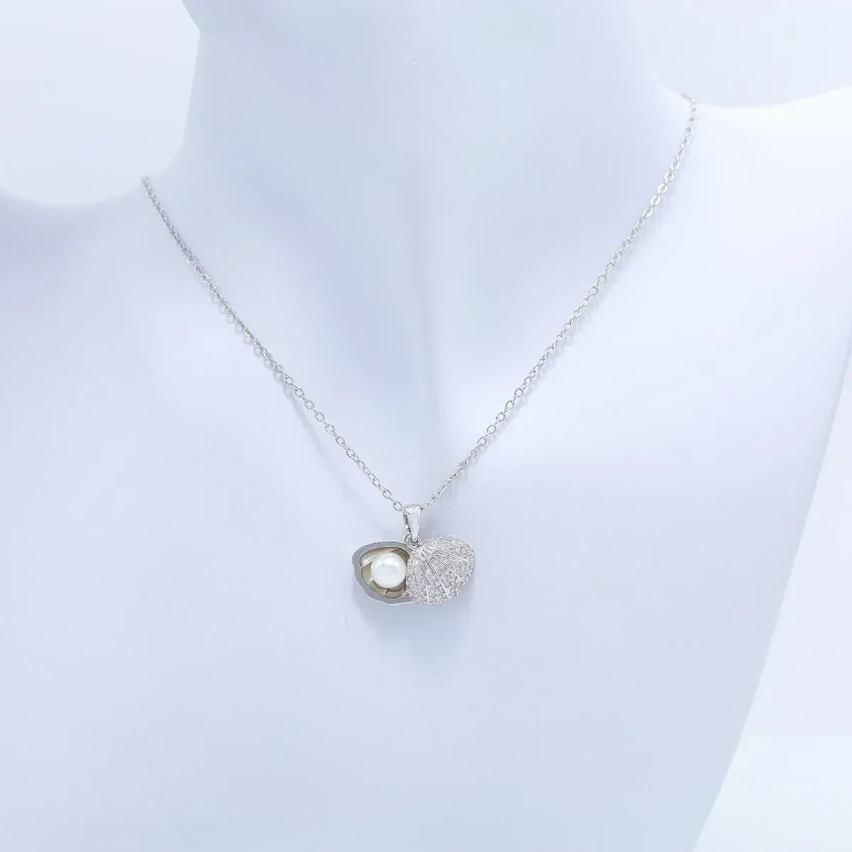 Classic Shell Pearl Necklace Fashion Small Fresh Clavicle Chain Micro-inlaid Simple Versatile Pendant Gift Giving