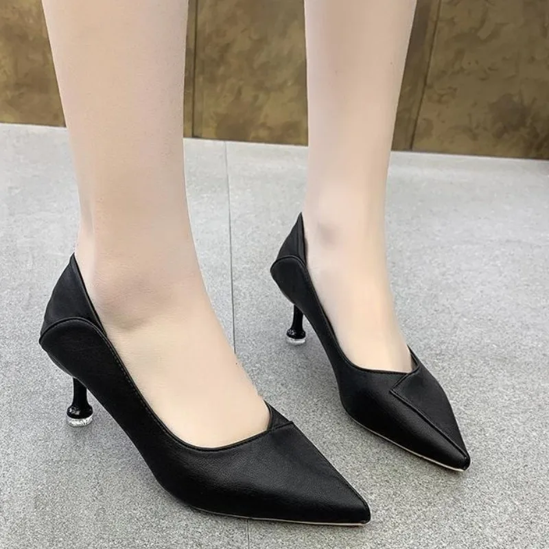 Primavera estate nuove eleganti semplici tacchi alti da donna alla moda versatili bocca bassa tacchi sottili scarpe a punta