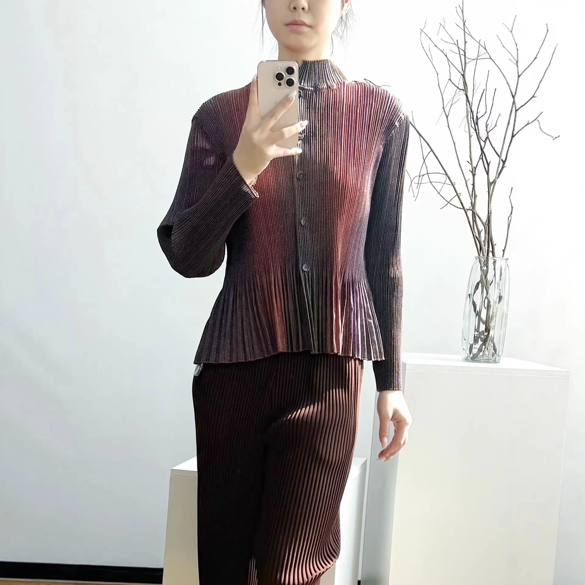 

Miyake Pleats 2026 Fall New Lapel Halo Dye Wrinkled Hemp Light Shirt Retro Single-breasted Plant Rendering Small Cardigan Pleats