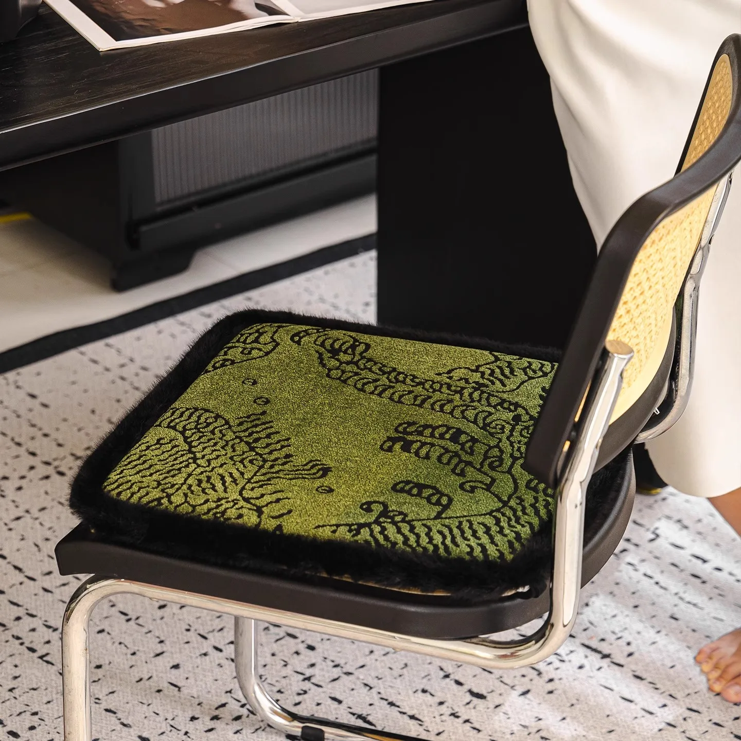 Protetor de cadeira removível antiderrapante de alta resiliência, almofada de cadeira de jantar com listra de tigre, almofada de assento quente de pelúcia grossa em forma de ferradura