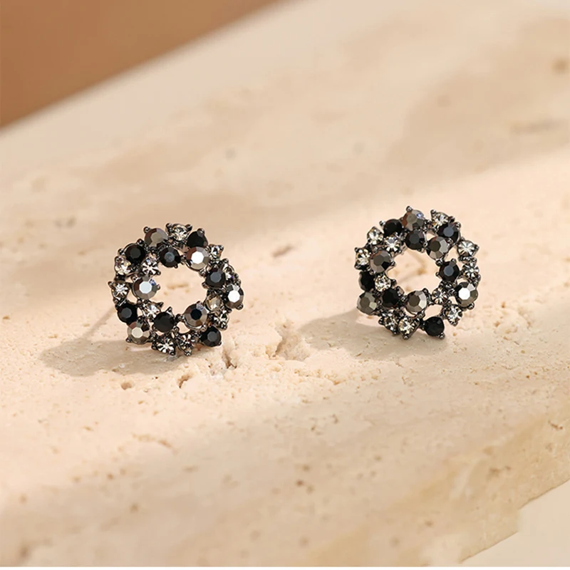 Hollow Out Inlaid Rhinestone Round Earrings for Women Vintage Fashion Delicate Stud Earrings 2024 New in Black Jewelry Gift