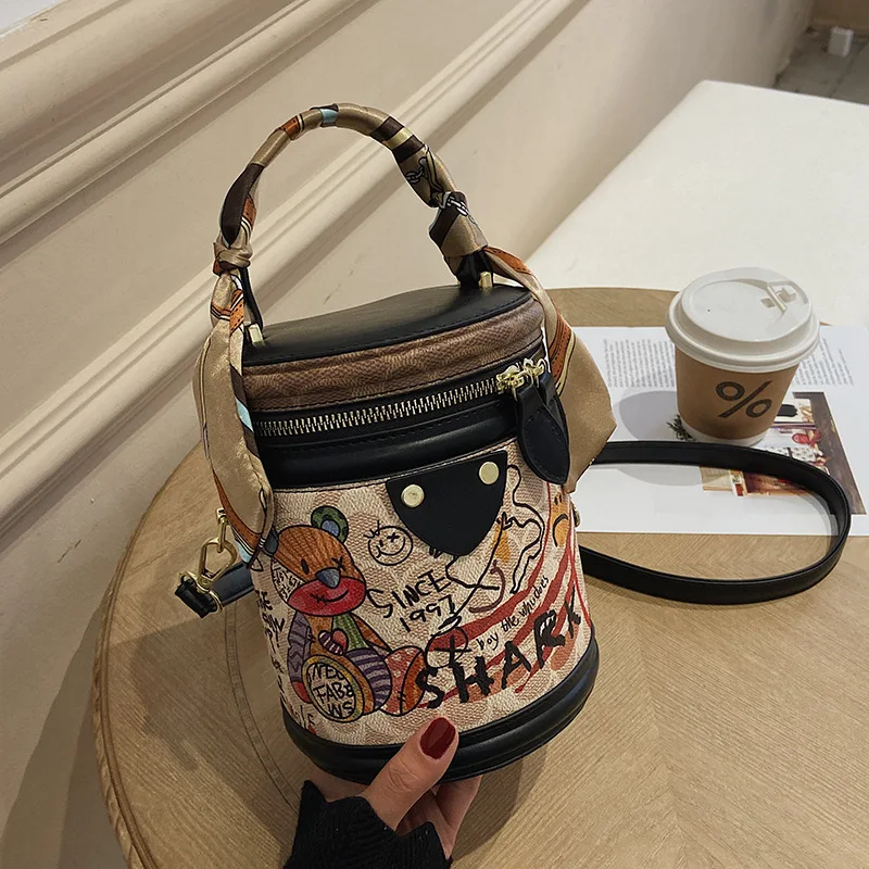 Advanced Women\'s Bag Network Red Little Bear Graffiti Bucket Bag 2023 New Personalized Shoulder Bag Trend Versatile Handbag