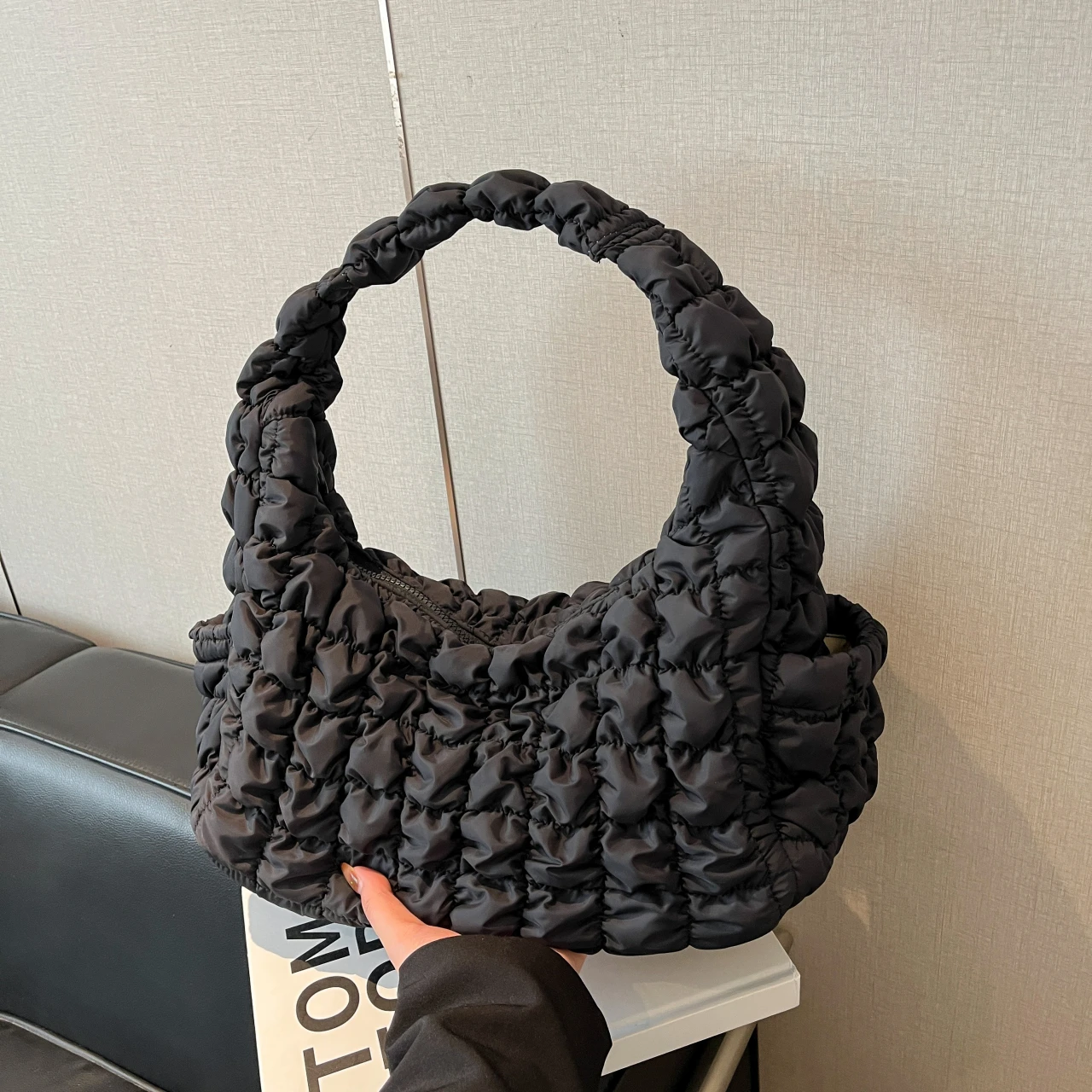 

Designer Black Puff Bag For Women Large Capacity Lightweight Fabric Shopping Bag Lady Fashion Half Moon Underarm Tote Bag