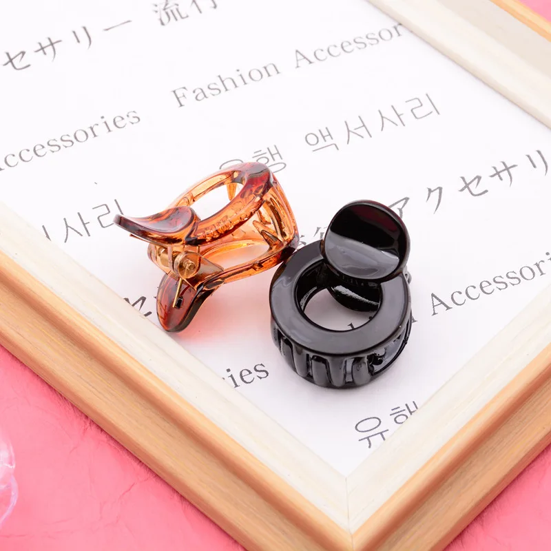 

Korean version of plastic round hollow small grab clip, girl disc hair ponytail claw clip jewelry accessories