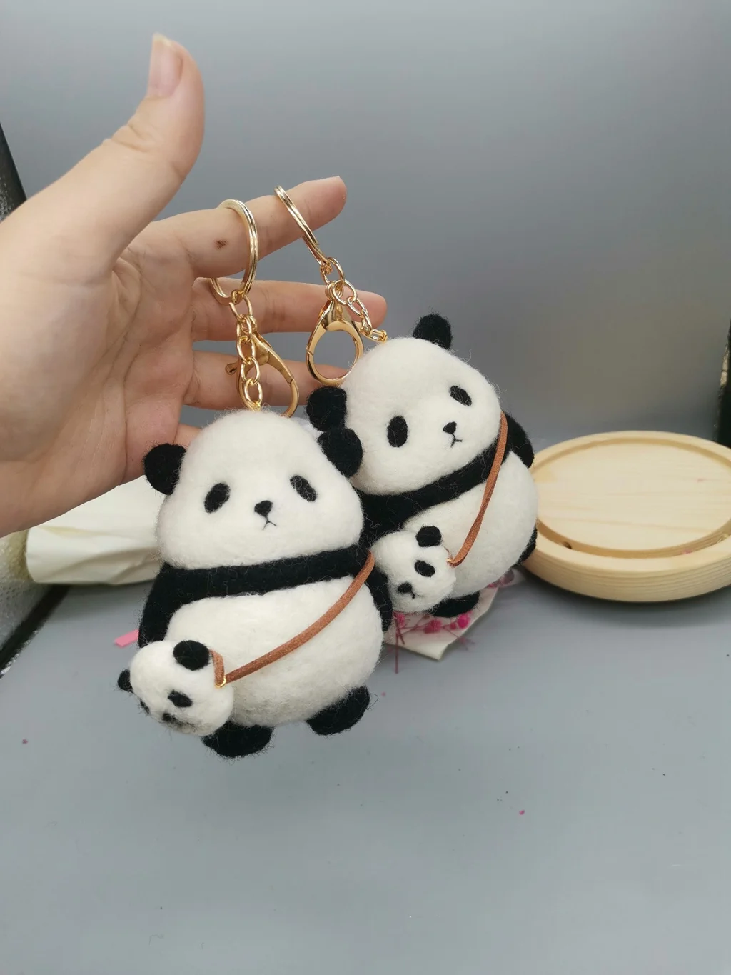 Mini bambola carina da 10 cm fatta a mano in feltro di lana Panda tasca da elfo ciondolo giocattolo animale mostro regalo ornamento per ragazza