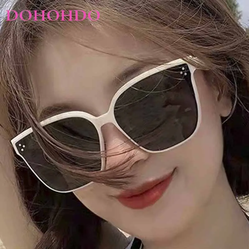

Vintage Classic Rivets Decorate Square Frame Women's Sun Glasses Luxury Brand Design Men Sunglass Traveling Drive Eyewear UV400