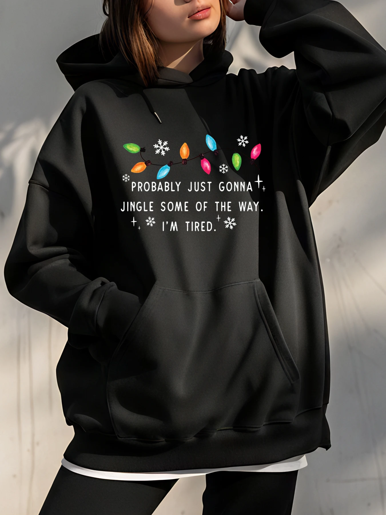 

Толстовка с рождественскими огнями и юмористической цитатой Jingle для повседневной носки в праздничном сезоне