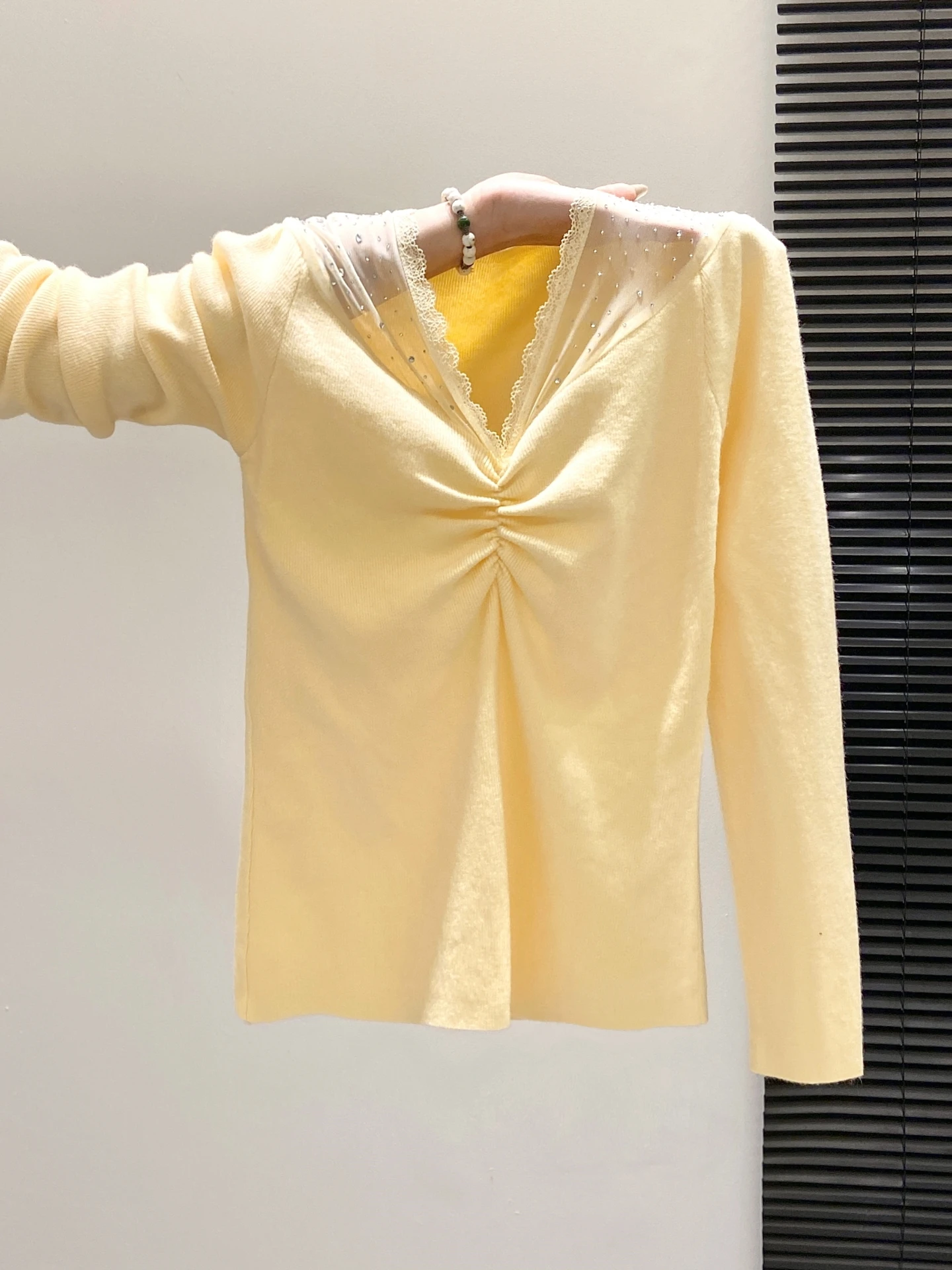 

Ele V-Ne Splice Knitted Top Women's Slim Fit Faionable Base irt Spring New Sle Glittering Net Lace Patchwork