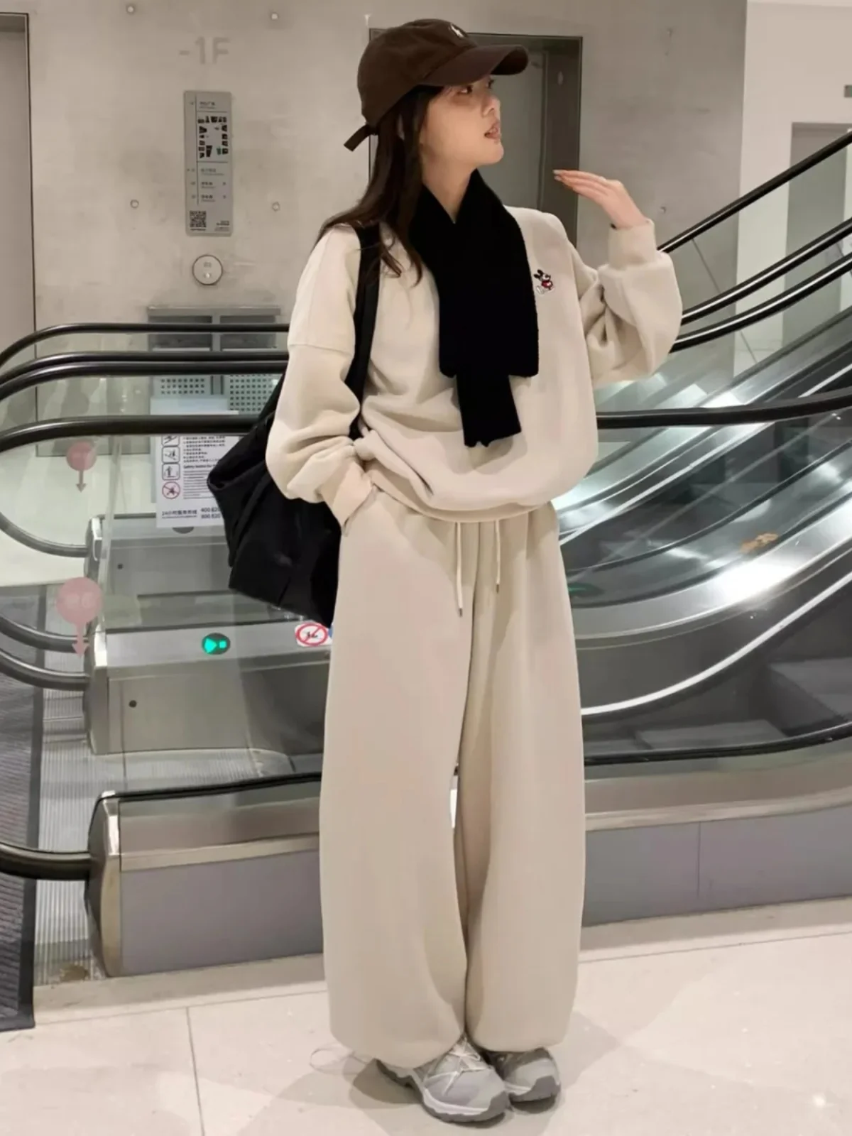 

Women's Winter Thickened Fleece Lined Sweatshirt And Pants Set Casual High Waist Long Pants Three Piece Set with Scarf
