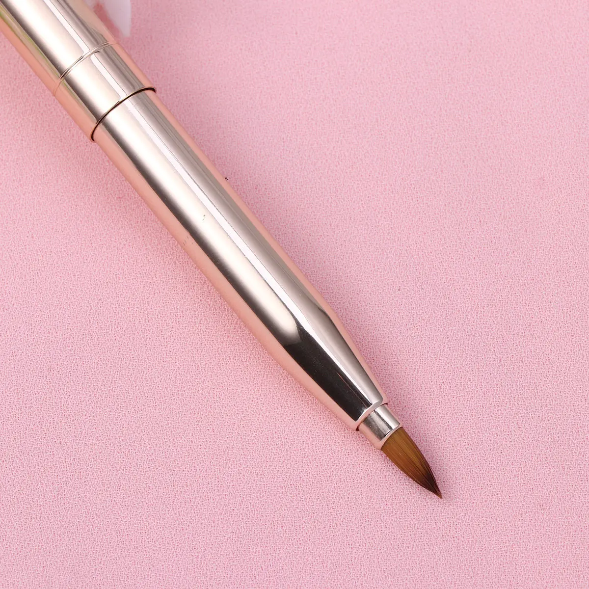 

1 шт. Выдвижная кисть-аппликатор для губ с мягкими щетинками, идеально подходит для точного нанесения помады и блеска, удобно носить с собой ежедневно