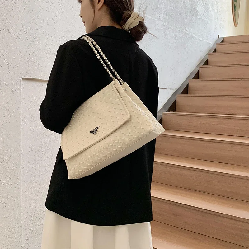 

Fashionable Shopper Bag with Minimalist Unique Style and Solid Color Ideal for Women Casual Business Activities