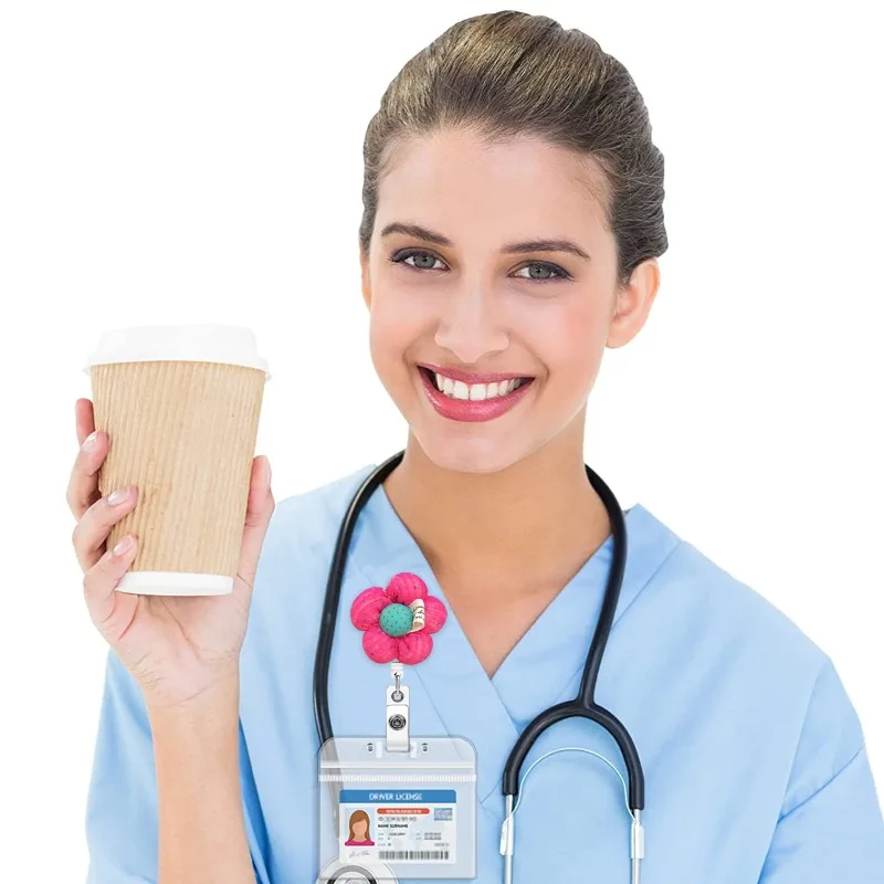 نسيج الأزهار البولكا نقطة المرأة بطاقة الهوية شارة بكرة لطيف زهرة حمراء حامل الهوية قابل للسحب مع 360 °   مشبك دوار لطبيب الممرضة