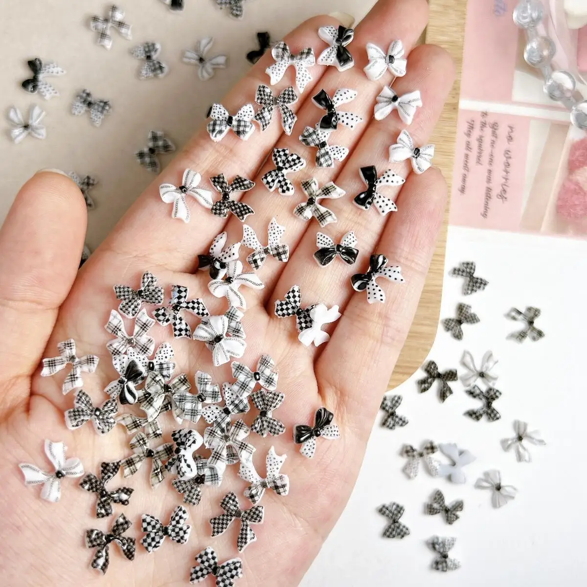 Breloques pour ongles en résine noir et blanc, mélange aléatoire, en vrac, multi-styles, motif damier, nœud, décoration pour Nail Art, artisanat de bricolage