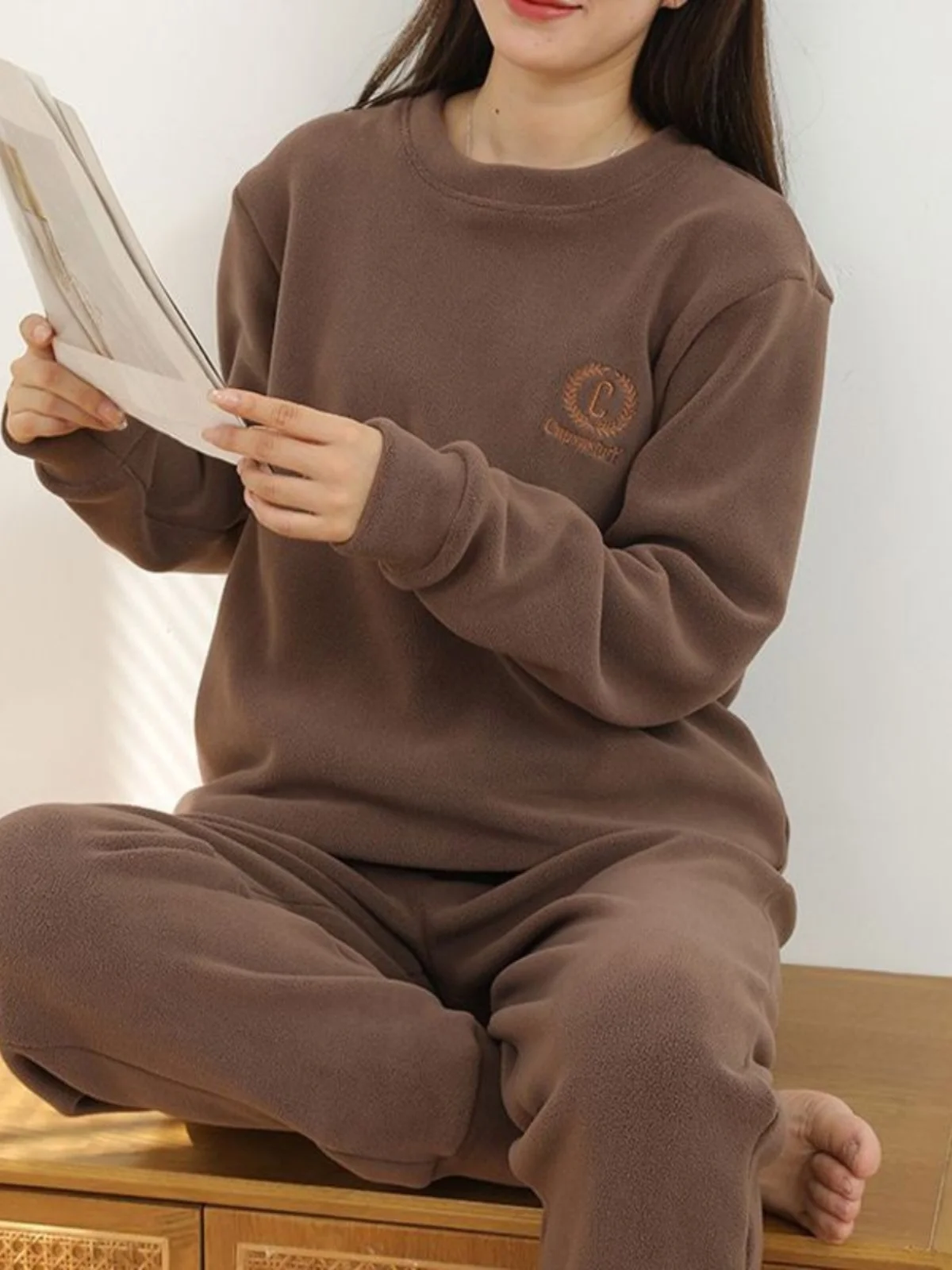 

Комплект домашней одежды больших размеров для женщин: утепленный флисом, свободный, теплый зимний комплект из двух предметов с круглым вырезом и длинными рукавами.