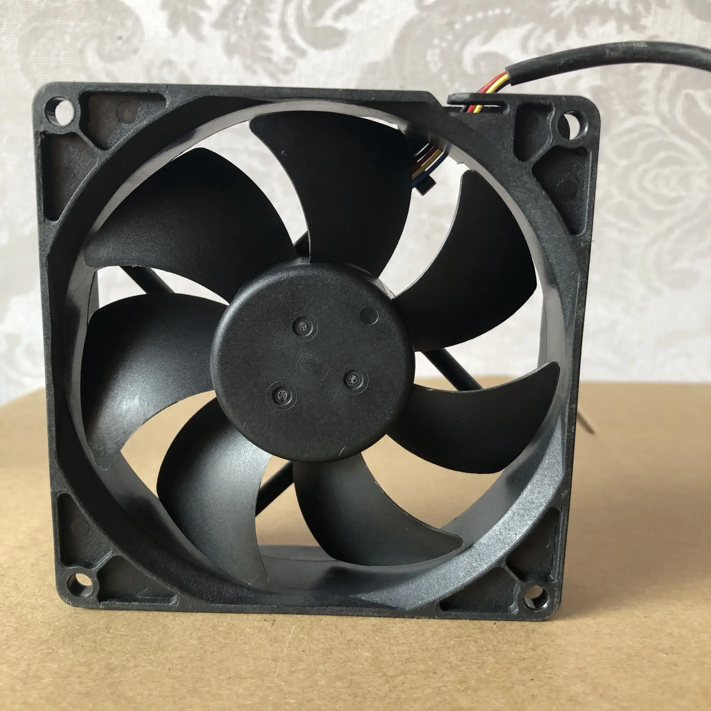 Forcecon PVA092G12S P35-CE DC 12V 0.40A 90x90x25mm 4-wire Server Cooling Fan