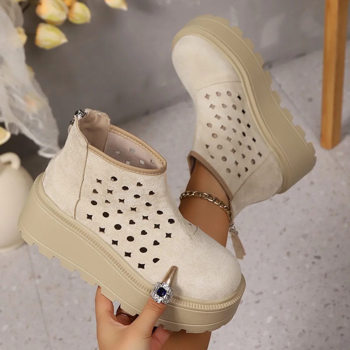 

Женская повседневная универсальная обувь с низким вырезом. Женские ботильоны с круглым носком на толстой подошве. Новые ботинки 2025 года. Модные минималистичные короткие ботинки.