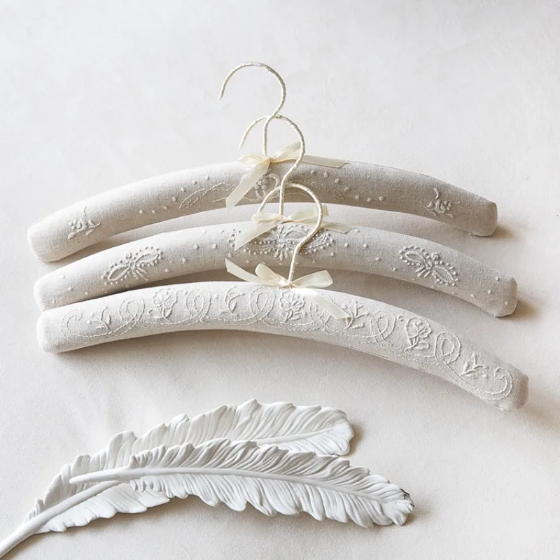 

Premium Linen Wedding Hangers Flocked Padded Garment Rack Non-Slip Suit Organizer Elegant Closet Display for Bridal Boutique