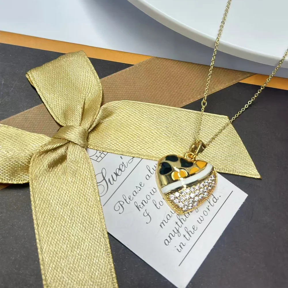 قلادة جديدة على شكل قلب عبر الحدود من أوروبا والولايات المتحدة الأمريكية - ضرب مؤثر على الموضة الفاخرة، قلادة أنيقة على شكل قلب للنساء.