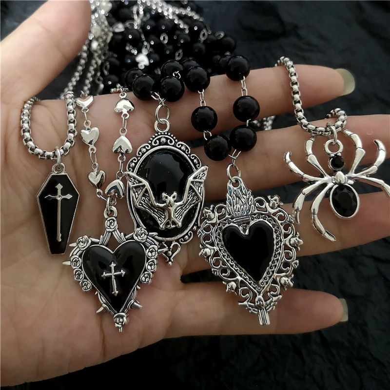 Gothic Fledermaus Kreuz Dunkler Dorn Liebe Herz Anhänger Schwarze Perle gestapelte Halskette Y2K Personalisierter Halloween Charm Grunge Schmuck Geschenk