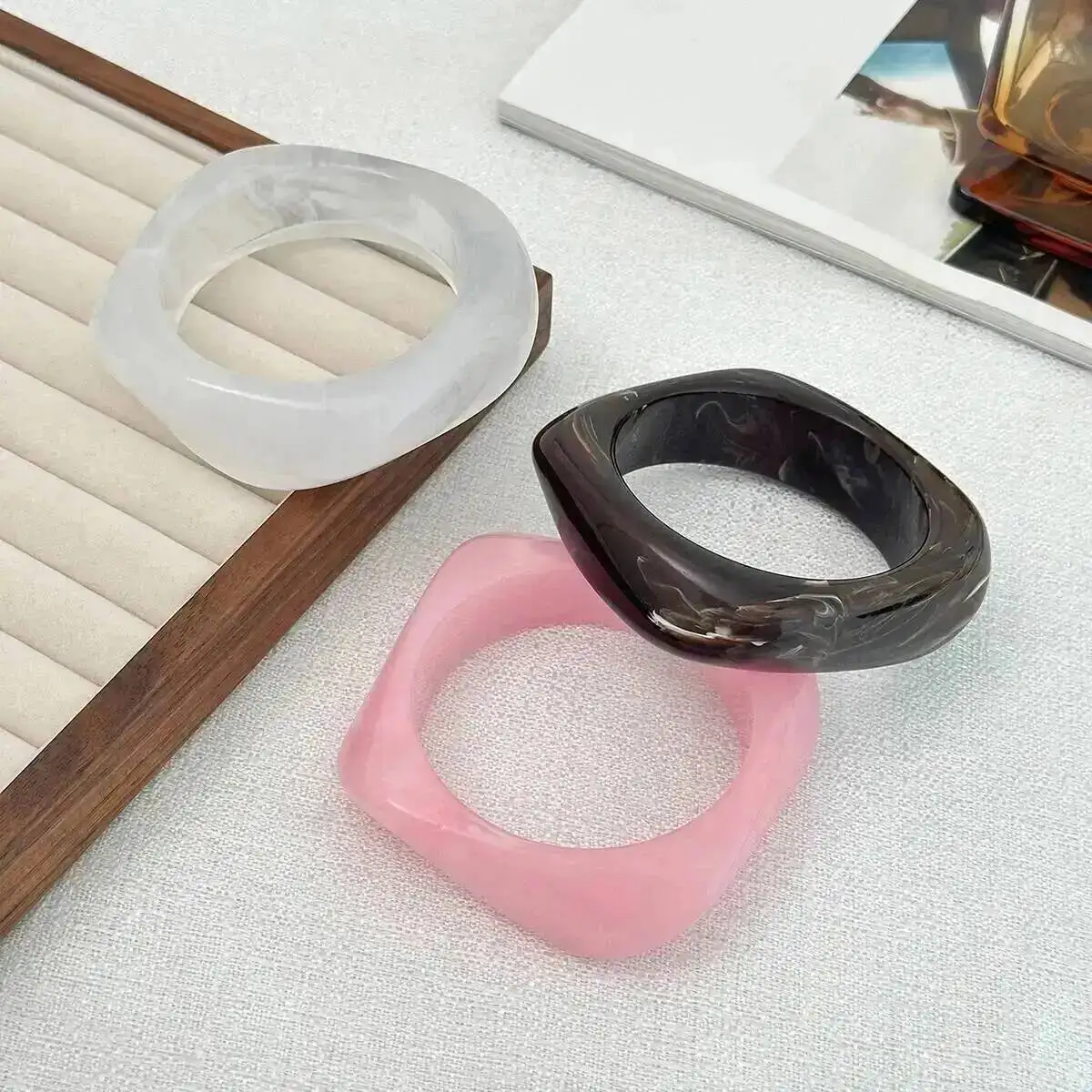 KunJoe 3 أنماط العصرية غير النظامية الاكريليك الراتنج سميكة الإسورة سوار للنساء الإبداعية هندسية واسعة الإسورة اكسسوارات اليد