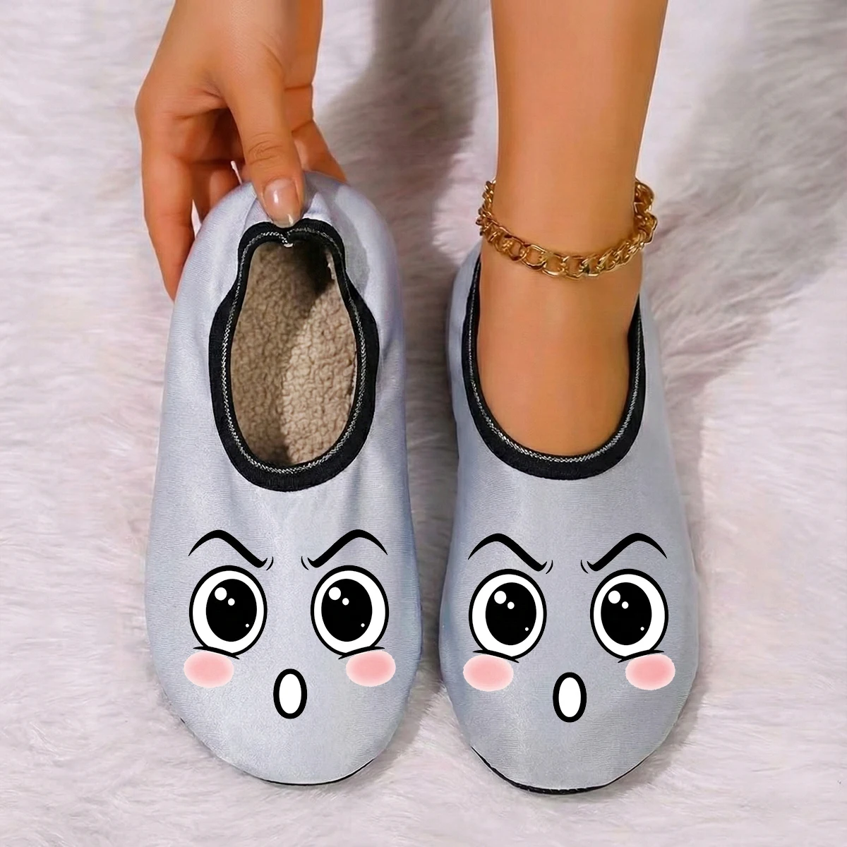 شبشب نسائي لطيف يمكن ارتداؤه في الفصول الأربعة مطبوع عليه رسوم كرتونية من جلد الغزال يسمح بمرور الهواء ومرونة عالية في الأماكن المغلقة ومضاد للانزلاق