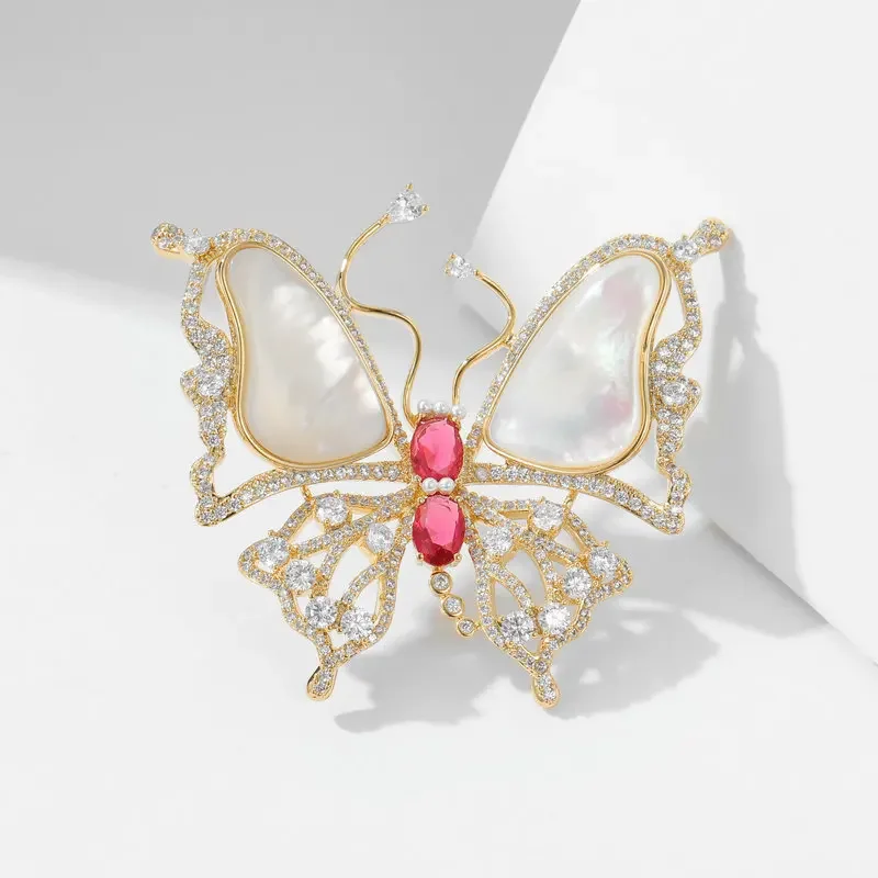 2025Новая высококачественная брошь из натурального перламутра с легким роскошным стилем и элегантным изумрудом.