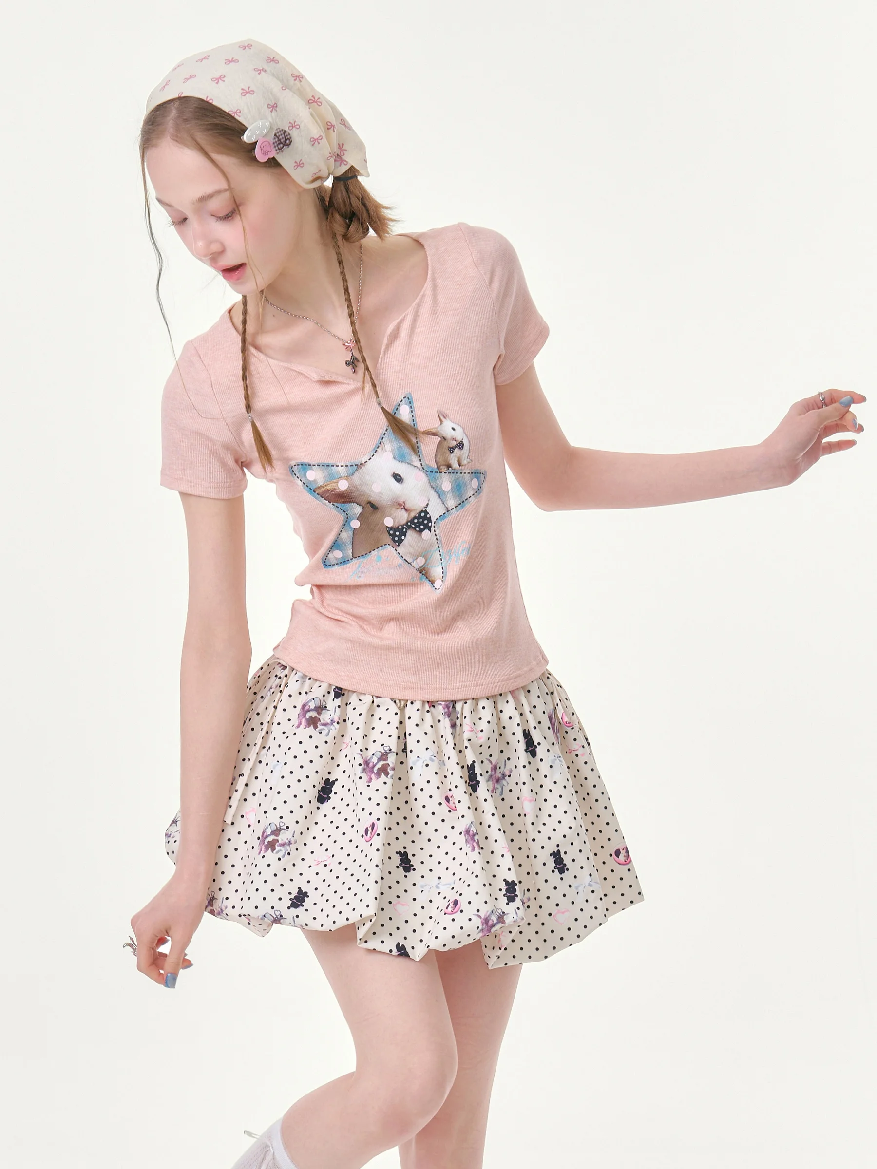 

Женская модная футболка ZiziFei Star Rabbit Slim Fit с принтом, коротким рукавом и небольшим V-образным вырезом, розовая, весна 2026, смесовый полиэстер