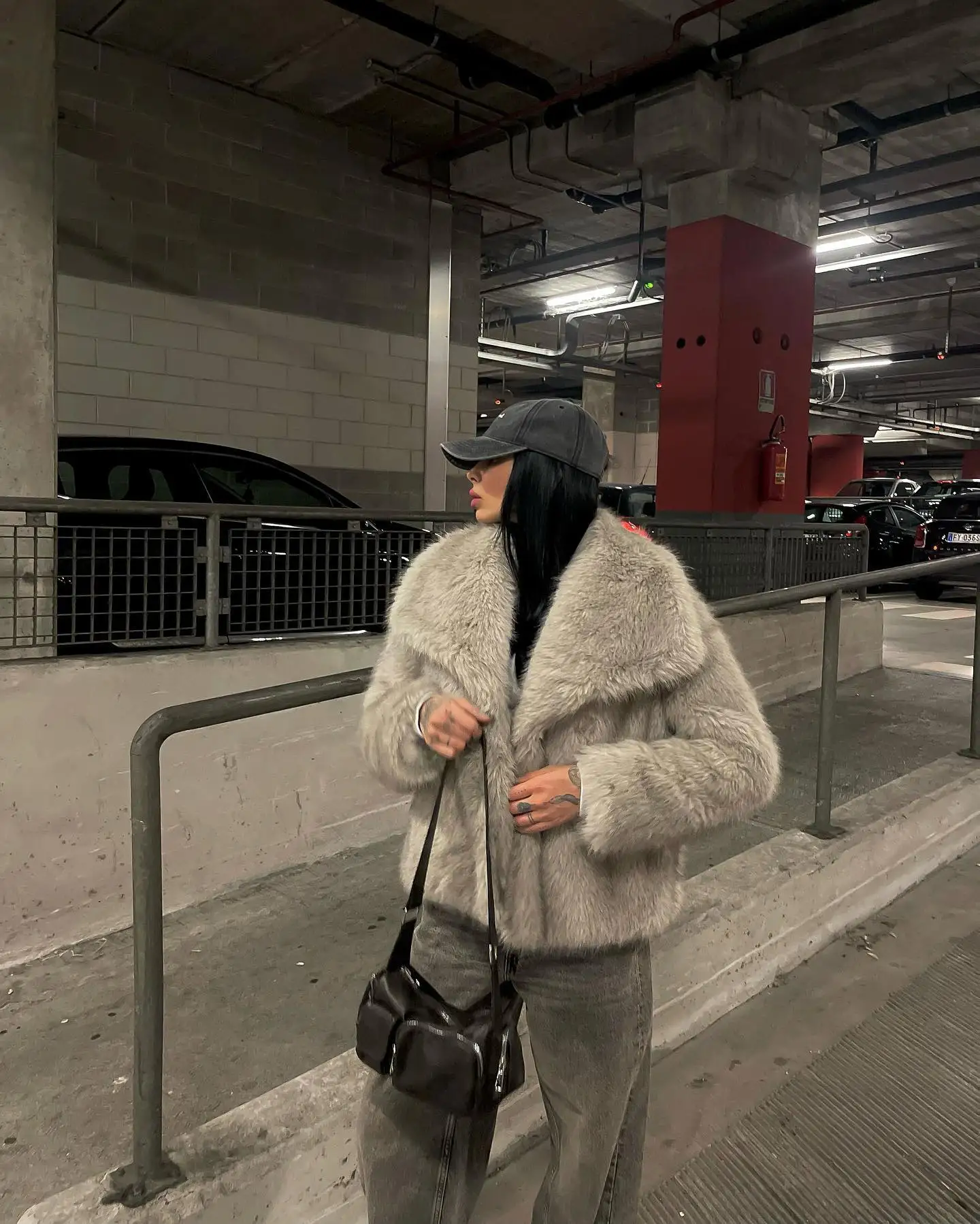 الشتاء النساء أزياء الفراء الاصطناعي معاطف سميكة التلبيب الصلبة فضفاضة سترة أعلى الإناث الدافئة الشارع الشهير المرأة الجديدة في معطف