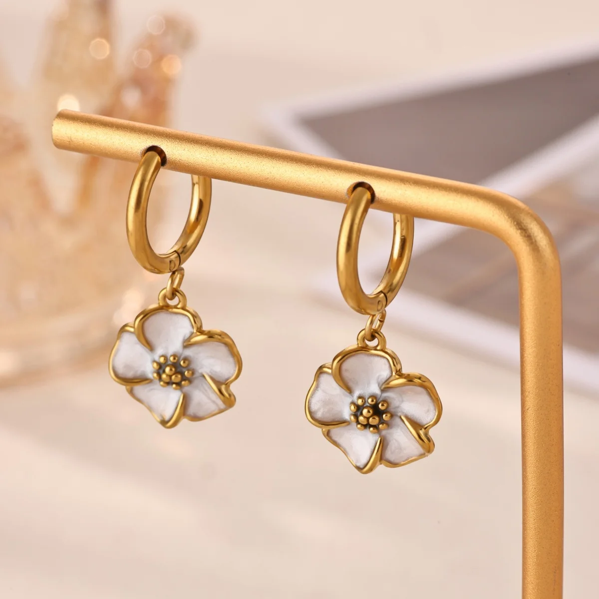 Süße rosa-weiße Emaille-Blumen-Ohrringe, goldfarbener Edelstahl, Blumen-Huggie-Creolen, baumelnde Ohrringe, Damen-Party-Geschenk – Detail 17