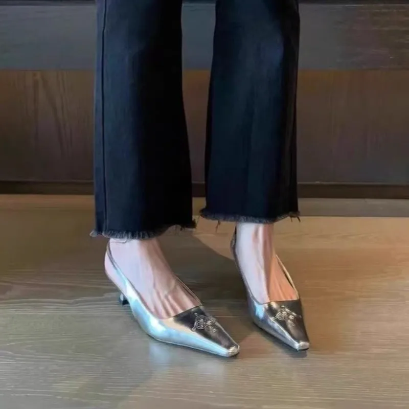 صنادل باوتو عصرية بمقدمة مدببة وفم ضحل وحزام واحد ونعل ناعم ومقاوم للانزلاق أحذية بكعب متوسط