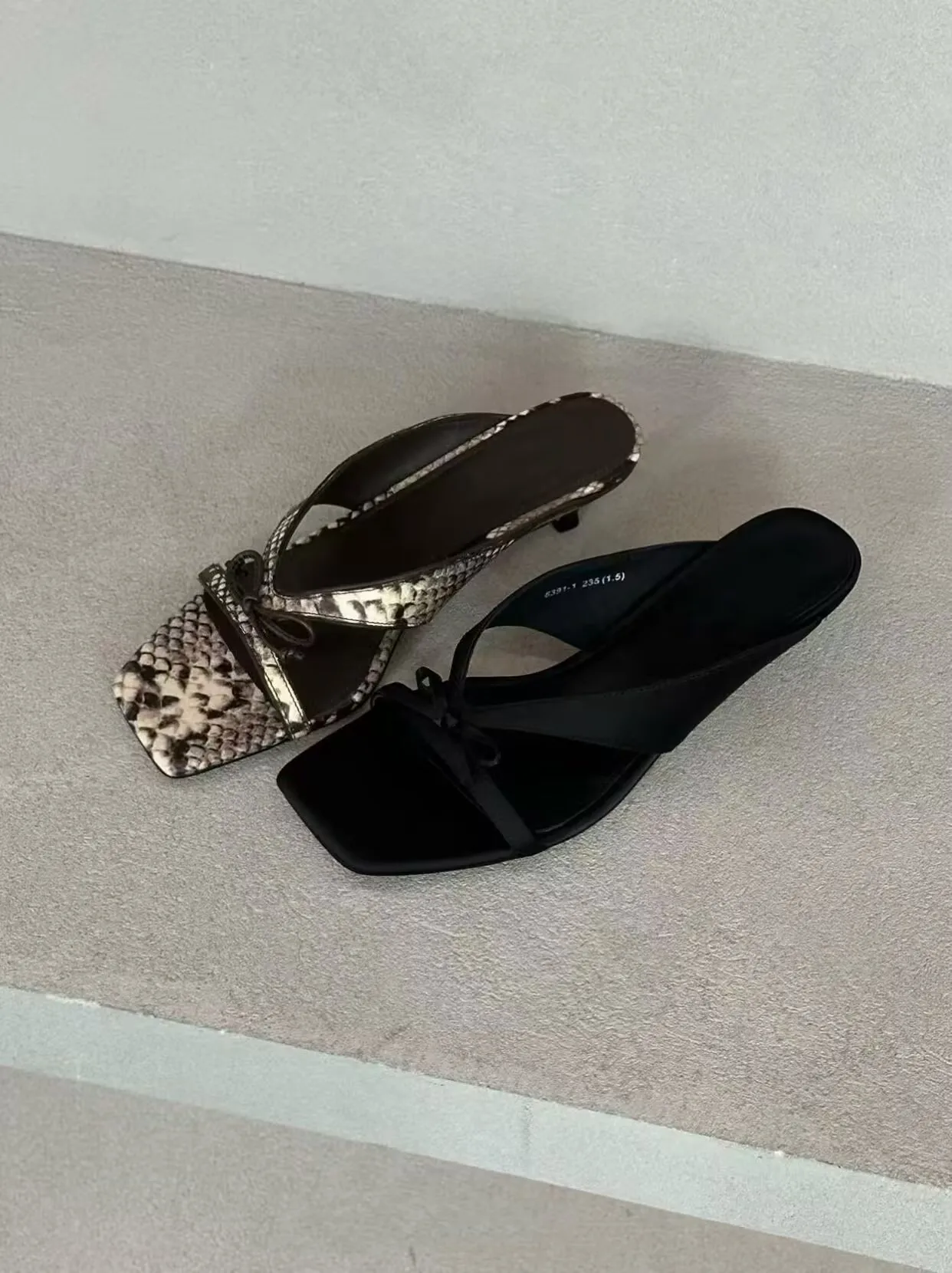 sandalias-planas-de-moda-para-mujer-estilo-vintage-con-diseno-de-piel-de-serpiente-punta-abierta-y-tacon-fino-verano-2026