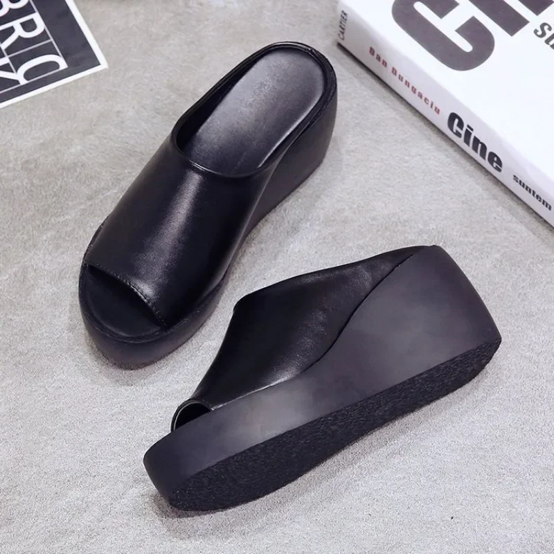 Modische Damen Keilabsatz-Slipper mit Offener Zehenpartie, Plateau-Sandalen zum Hineinschlüpfen, Weiches Leder, Lässige Sommer-Outdoor-Mules – Detail 6