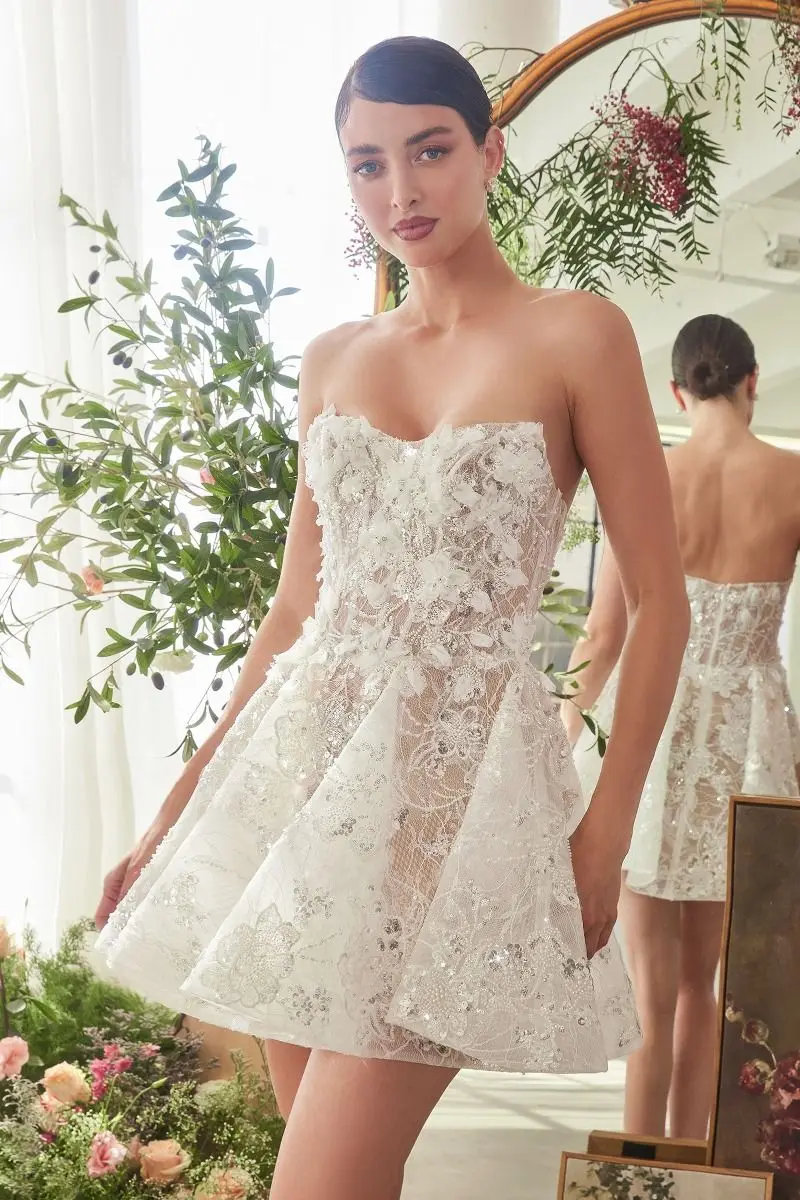 Elegantes trägerloses kurzes Hochzeitskleid mit 3D-Aufkleber, glänzendes Mini-Hochzeitskleid, formelles Party-Heimkehrkleid, Brautkleid nach Maß