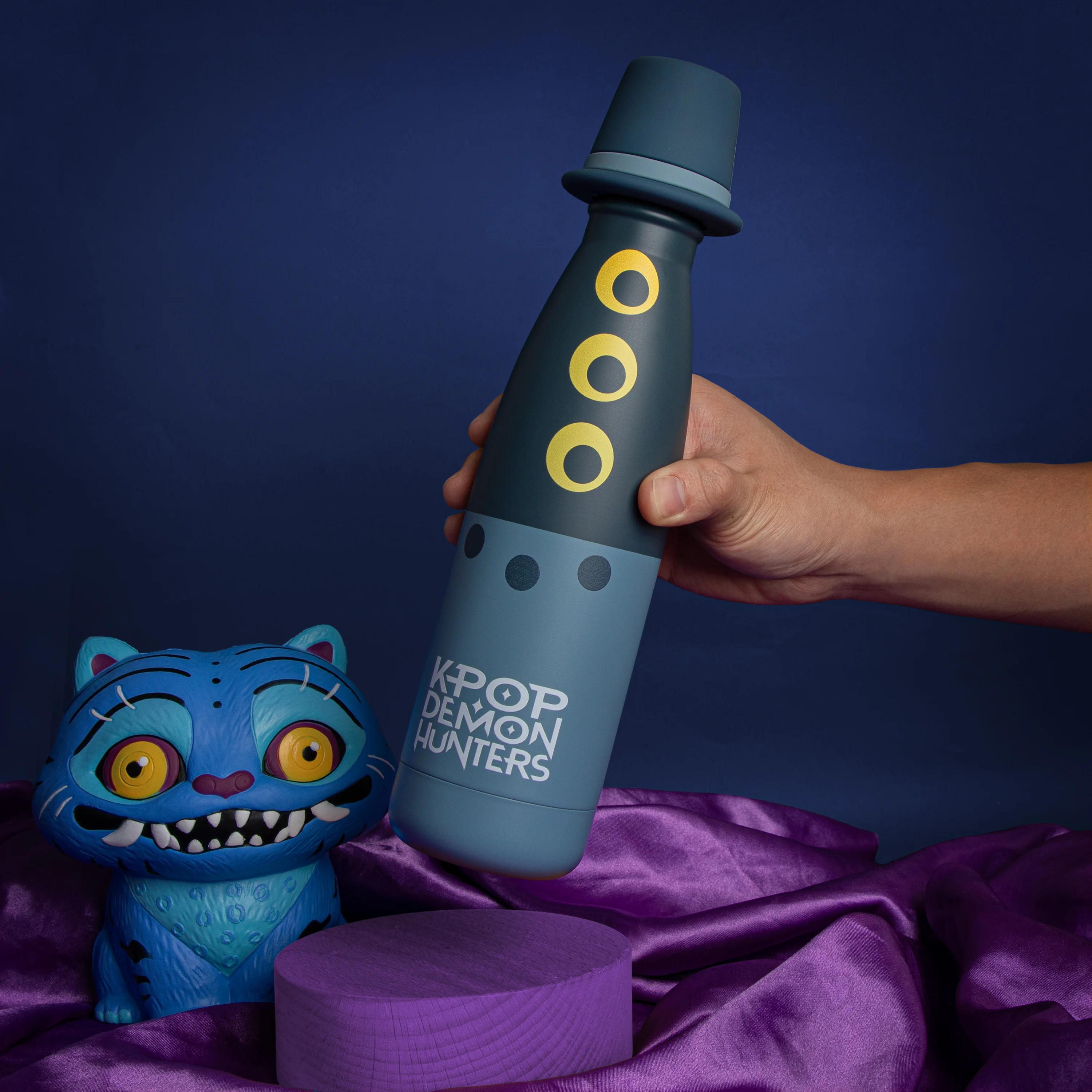 Botellas de agua con licencia oficial de Kpop Demon Hunters, botellas de agua con dibujos animados, a prueba de fugas, vaso para bebidas de verano, para café helado, 1 unidad