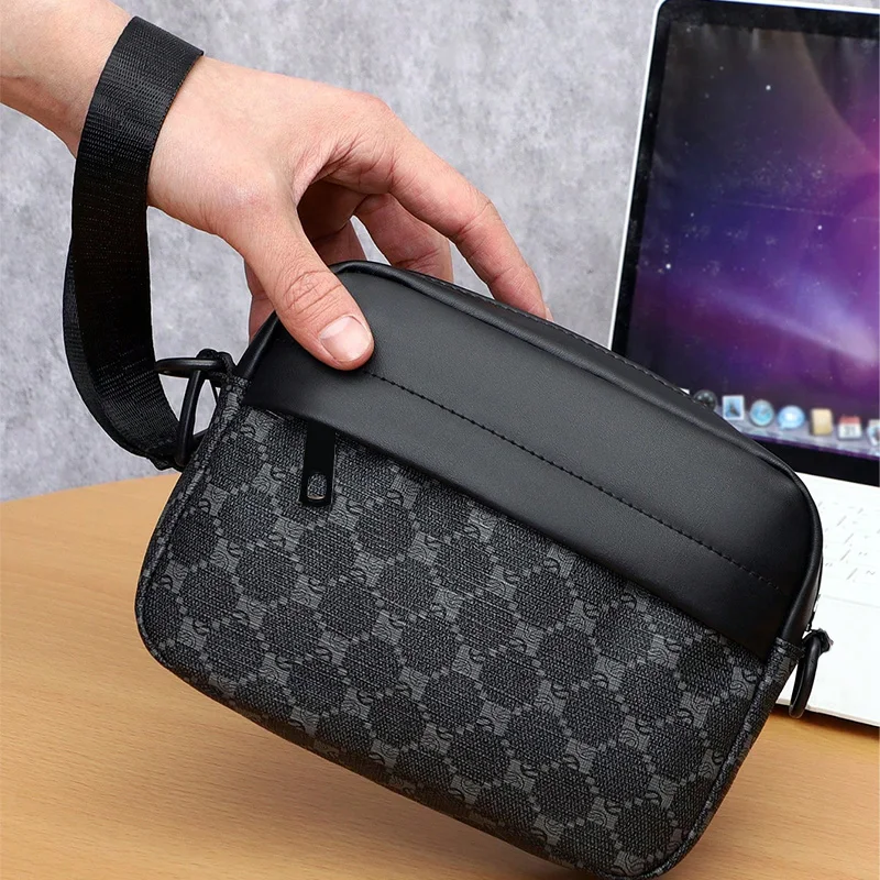 Herren-Umhängetasche im Vintage-Stil mit Print, aus PU-Leder, mit Kleinteilen versehen, kleine Schultertasche, verstellbarer Riemen, lässige Alltagstasche, Mini-Kameratasche. – Detail 3