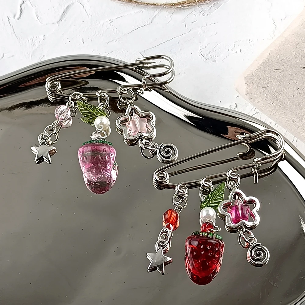 Sweet Brooch Clip Unique Clasp Pin Chain Badge Brooch Pin Strawberry Pendant Brooch Suitable for Fashion Outfit
