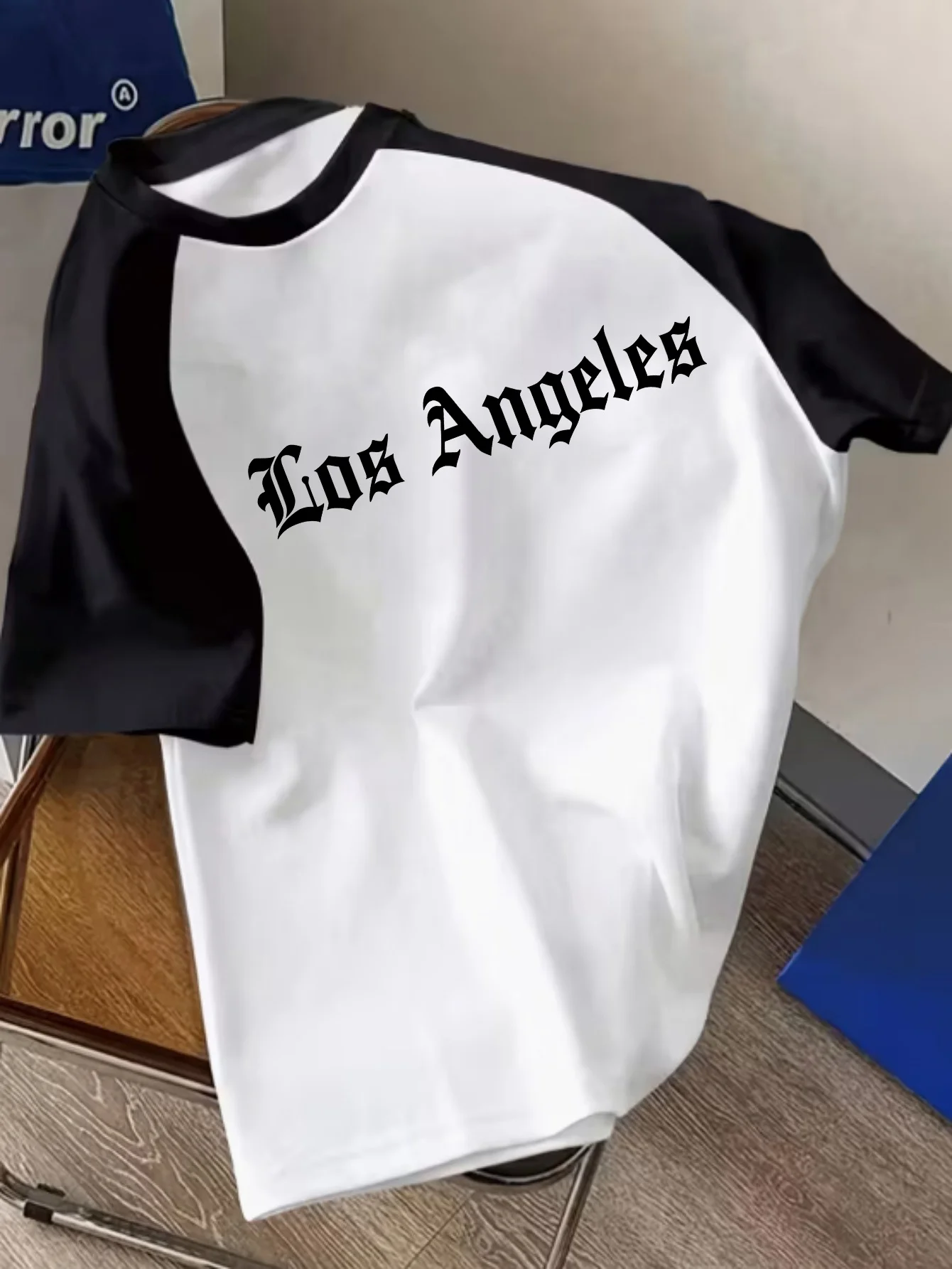 Retro Street Style Letter Print, Black and White Raglan Sleeve Two-Tone Short-Sleeve T-Shirt, Round Neck, Loose Drop-Shoulder Fit, Breathable and Comfortable Fabric, Suitable for Outdoor Sports and Leisure.