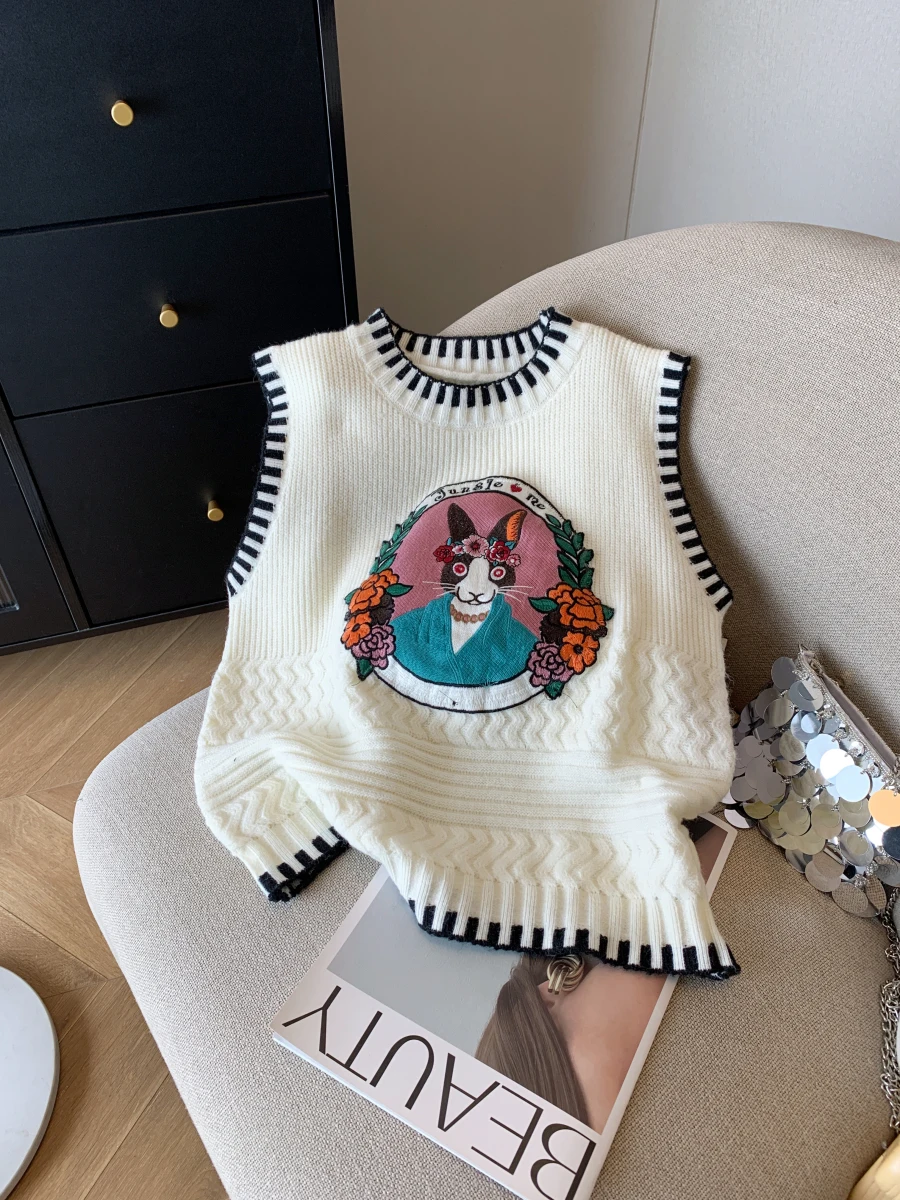 

2025 Women's Spring and Autumn Cartoon Cat Embroidery Retro Sleeveless Vest Sweater Women's Design Sense High Street Top