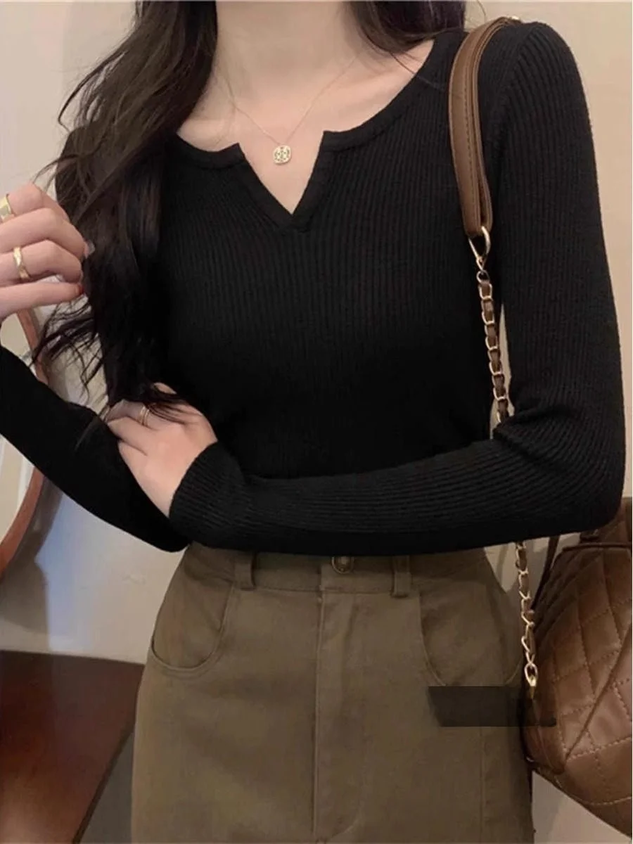 

Черный вязаный базовый свитер для женщин, дизайн для ранней весны, приталенный крой, V-образный вырез, повседневная внутренняя одежда, модный базовый слой