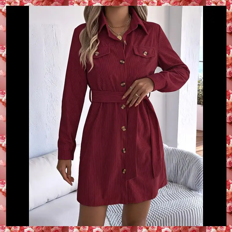 Damska sukienka koszulowa mini z kołnierzykiem w serek, zapinana na guziki, plisowana, z długim rękawem i paskiem.