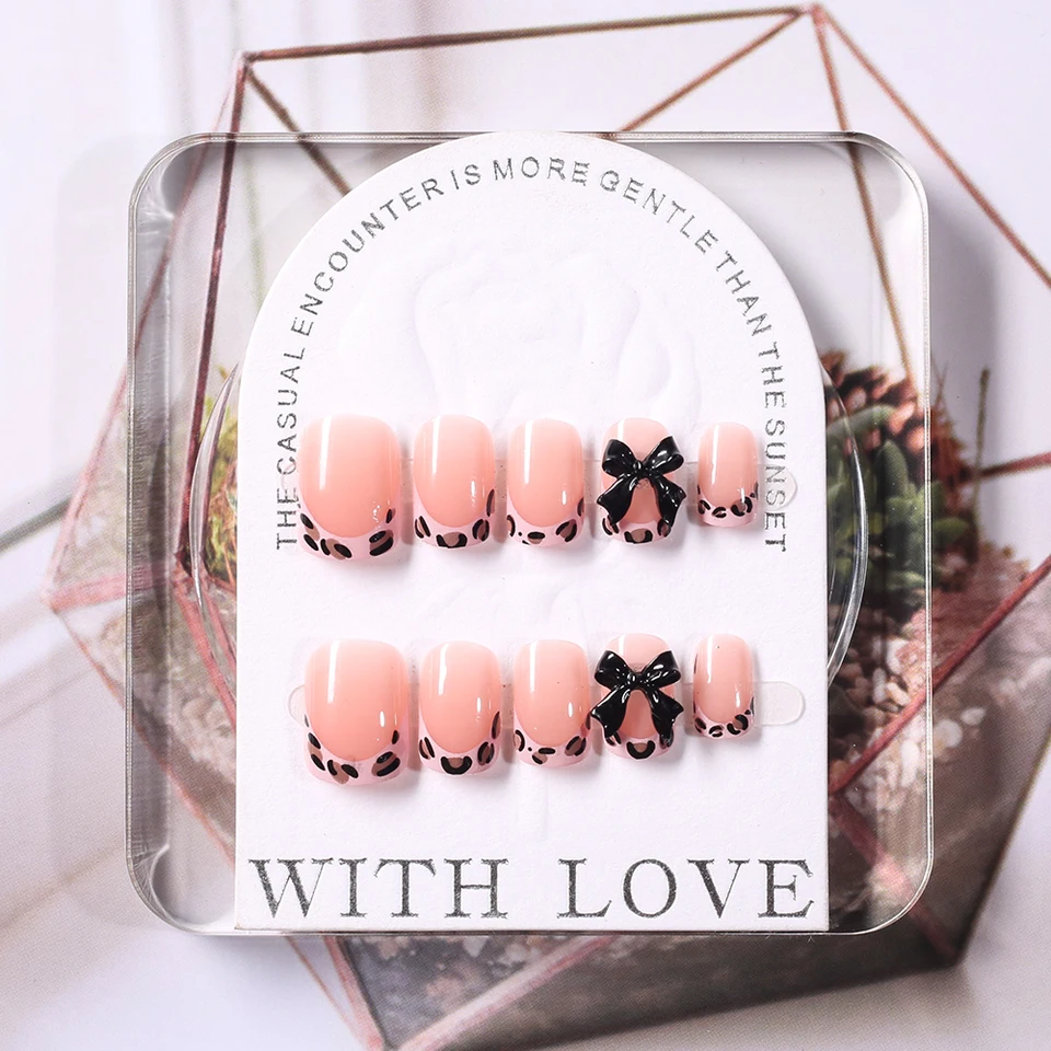 24pcs uñas postizas francesas rosas con estampado de leopardo, cortas cuadradas, moño negro 3D, acrílicas de cobertura total 3
