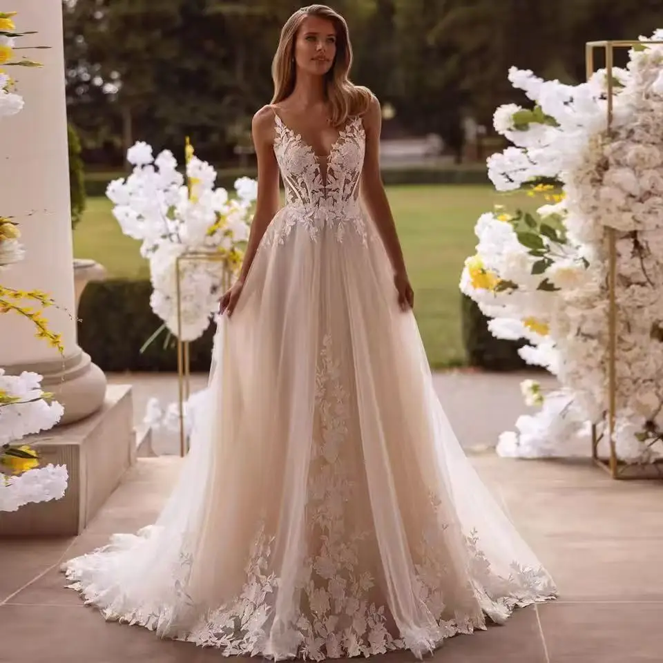 

Charming V-neck Wedding Dresses Backless Spaghetti Straps Pleat Lace Appliques Chapel Train Robe De Mariee Customized