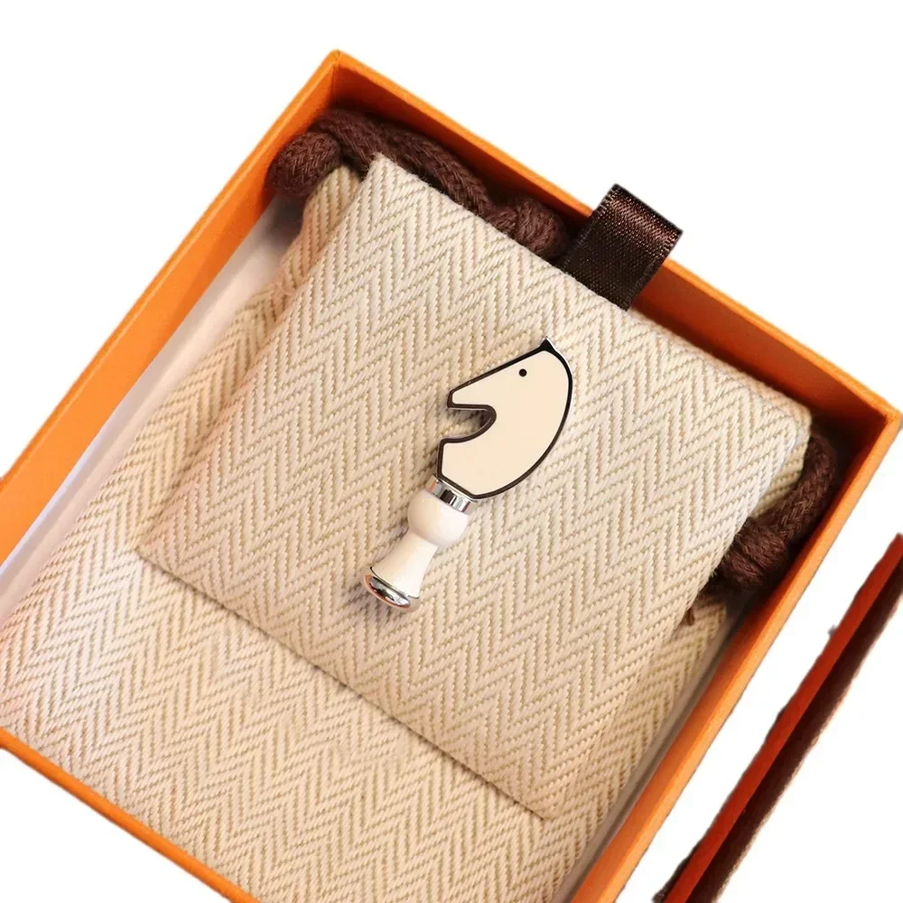 Personalized fashion men and women couple ceramic horse head H enamel chess brooch brooch